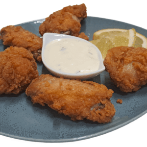 Пикантни пилешки крилца с чеснов сос